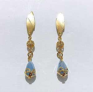 BRINCO FOLHEADO A OURO - BANHADO COM 5 MILÉSIMOS + VERNIZ DIAMOND - BRINCO BASE FOLHA E PEDRA NATURAL AZUL 13MM - OURO1228