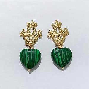 BRINCO FOLHEADO A OURO - BANHADO COM 5 MILÉSIMOS + VERNIZ DIAMOND - BRINCO BASE FLORES E PEDRA NATURAL VERDE LISTRADA 18MM - OURO1231