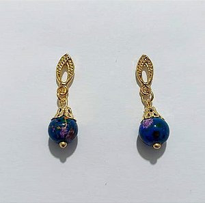 BRINCO FOLHEADO A OURO - BANHADO COM 5 MILÉSIMOS + VERNIZ DIAMOND - BRINCO DE PINO BASE VAZADA E PEDRA NATURAL AZUL/ROSA 7MM - OURO1352