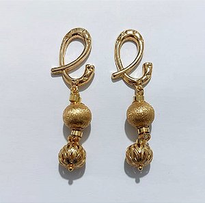 BRINCO FOLHEADO A OURO - BANHADO COM 5 MILÉSIMOS + VERNIZ DIAMOND - BRINCO DE PINO BASE GRANDE VAZADA E ESFERAS COM BRILHOS 15MM - OURO1355