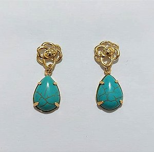 BRINCO FOLHEADO A OURO - BANHADO COM 5 MILÉSIMOS + VERNIZ DIAMOND - BRINCO DE PINO BASE FLOR VAZADA E PEDRA NATURAL GOTA AZUL 15MM - OURO1358