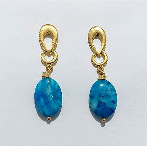 BRINCO FOLHEADO A OURO - BANHADO COM 5 MILÉSIMOS + VERNIZ DIAMOND - BRINCO DE PINO BASE VAZADA E PEDRA NATURAL AZUL 18MM - OURO1359