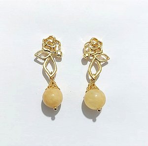 BRINCO FOLHEADO A OURO - BANHADO COM 5 MILÉSIMOS + VERNIZ DIAMOND - BRINCO DE PINO BASE FLOR VAZADA E PEDRA NATURAL BEGE 10MM - OURO1360
