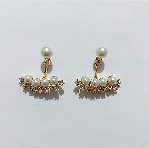 BRINCO FOLHEADO A OURO - BANHADO COM 5 MILÉSIMOS + VERNIZ DIAMOND - BRINCO DE PINO BASE COM PÉROLAS E PÉROLAS E MICROS ZIRCÔNAS 12MM - OURO1362