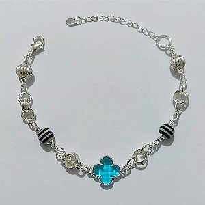 PULSEIRA FOLHEADA A PRATA COM 50 MILÉSIMOS + VERNIZ DIAMOND - PULSEIRA COM ELEMENTOS VAZADOS, ESFERAS LISTRADAS E TREVO TIPO VAN CLEEF AZUL - TAMANHO: 18CM + EXTENSOR - PRA1007