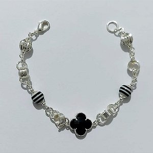 PULSEIRA FOLHEADA A PRATA COM 50 MILÉSIMOS + VERNIZ DIAMOND - PULSEIRA COM ELEMENTOS VAZADOS, ESFERAS LISTRADAS E TREVO TIPO VAN CLEEF PRETO - TAMANHO: 18CM - PRA1008