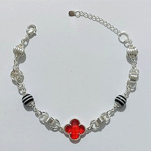 PULSEIRA FOLHEADA A PRATA COM 50 MILÉSIMOS + VERNIZ DIAMOND - PULSEIRA COM ELEMENTOS VAZADOS, ESFERAS LISTRADAS E TREVO TIPO VAN CLEEF VERMELHO - TAMANHO: 18CM + EXTENSOR - PRA1009