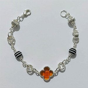 PULSEIRA FOLHEADA A PRATA COM 50 MILÉSIMOS + VERNIZ DIAMOND - PULSEIRA COM ELEMENTOS VAZADOS, ESFERAS LISTRADAS E TREVO TIPO VAN CLEEF MARROM - TAMANHO: 18CM - PRA1010