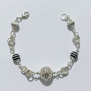 PULSEIRA FOLHEADA A PRATA COM 50 MILÉSIMOS + VERNIZ DIAMOND - PULSEIRA COM ELEMENTOS VAZADOS, ESFERAS LISTRADAS E ESFERA VAZADA - TAMANHO: 18CM - PRA1011