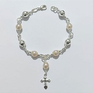 PULSEIRA FOLHEADA A PRATA COM 50 MILÉSIMOS + VERNIZ DIAMOND - PULSEIRA COM ESFERAS E PÉROLAS E CRUCIFIXO- TAMANHO: 19CM - PRA1014