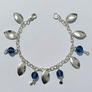 PULSEIRA FOLHEADA A PRATA COM 50 MILÉSIMOS + VERNIZ DIAMOND - PULSEIRA COM MIÇANGAS AZUIS E FOLHAS - TAMANHO: 19CM - PRA1017