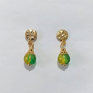 BRINCO FOLHEADO A OURO - BANHADO COM 5 MILÉSIMOS + VERNIZ DIAMOND - BRINCO DE PINO BASE REDONDA E PEDRA NATURAL VERDE E AMARELA 8MM - OURO1363