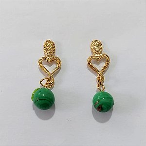 BRINCO FOLHEADO A OURO - BANHADO COM 5 MILÉSIMOS + VERNIZ DIAMOND - BRINCO DE PINO BASE CORAÇÃO E PEDRA NATURAL VERDE 10MM - OURO1364