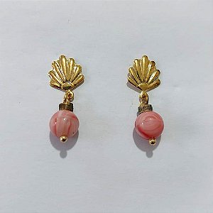BRINCO FOLHEADO A OURO - BANHADO COM 5 MILÉSIMOS + VERNIZ DIAMOND - BRINCO DE PINO BASE LEQUE E PEDRA NATURAL ROSA 8MM - OURO1369