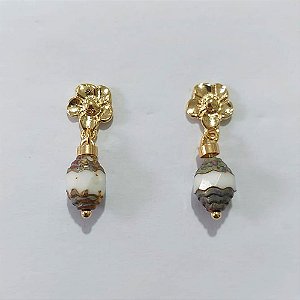 BRINCO FOLHEADO A OURO - BANHADO COM 5 MILÉSIMOS + VERNIZ DIAMOND - BRINCO DE PINO BASE FLOR E PEDRA NATURAL 8MM - OURO1370