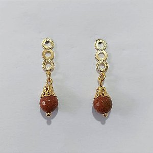 BRINCO FOLHEADO A OURO - BANHADO COM 5 MILÉSIMOS + VERNIZ DIAMOND - BRINCO DE PINO BASE VAZADA E PEDRA SINTÉTICA MARROM 7MM - OURO1374
