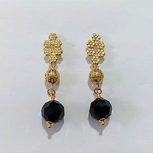 BRINCO FOLHEADO A OURO - BANHADO COM 5 MILÉSIMOS + VERNIZ DIAMOND - BRINCO DE PINO BASE FLOR E COM ESFERA E PEDRA SINTÉTICA PRETA SEXTAVADA 12MM - OURO1375