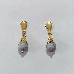 BRINCO FOLHEADO A OURO - BANHADO COM 5 MILÉSIMOS + VERNIZ DIAMOND - BRINCO DE PINO BASE GOTA E PEDRA NATURAL LILÁS 8MM - OURO1377