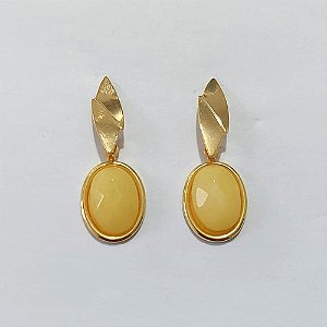 BRINCO FOLHEADO A OURO - BANHADO COM 5 MILÉSIMOS + VERNIZ DIAMOND - BRINCO DE PINO BASE OVAL E PEDRA NATURAL OVAL AMARELA 17MM - OURO1379