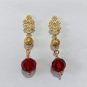 BRINCO FOLHEADO A OURO - BANHADO COM 5 MILÉSIMOS + VERNIZ DIAMOND - BRINCO DE PINO BASE FLOR COM ESFERA  E PEDRAS SINTÉTICAS VERMELHA 12MM - OURO1383