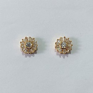 BRINCO FOLHEADO A OURO - BANHADO COM 5 MILÉSIMOS + VERNIZ DIAMOND - BRINCO DE PINO REDONDO CRAVEJADO EM MICROS ZIRCÔNIAS 10MM - OURO1386