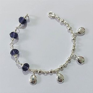 PULSEIRA FOLHEADA A PRATA COM 50 MILÉSIMOS + VERNIZ DIAMOND - PULSEIRA COM ACRÍLICOS ROXOS E PINGENTES GOTAS COM PALAVRAS - TAMANHO: 19CM - PRA1021