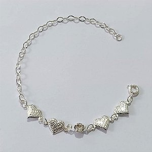 PULSEIRA FOLHEADA A PRATA COM 50 MILÉSIMOS + VERNIZ DIAMOND - PULSEIRA COM CORAÇÕES E PEDRA EM ZIRCÔNIA - TAMANHO: 18CM - PRA1027