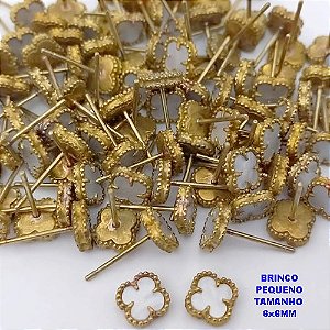 BRINCO NO BRUTO PRONTO PARA O BANHO (pote)  BRINCO DE PINO COM PINGENTE TIPO VAN CLEEF 6X6MM - COMPOSIÇÃO: LATÃO / RESINA - PESO 0,06GR - BRU25757