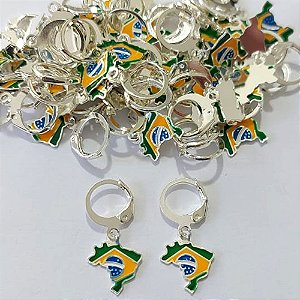 BRINCO FOLHEADO A PRATA COM 50 MILÉSIMOS + VERNIZ DIAMOND - BRINCO ARGOLINHA DE PRESSÃO MAPA COM BANDEIRA DO BRASIL 11MM - PRA1043