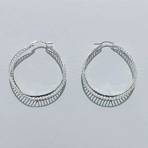 BRINCO FOLHEADO A PRATA COM 50 MILÉSIMOS + VERNIZ DIAMOND - BRINCO ARGOLA DETALHES VAZADOS 10X40MM - PRA1044