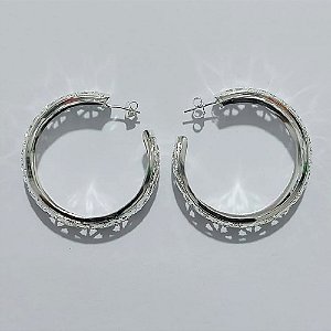 BRINCO FOLHEADO A PRATA COM 50 MILÉSIMOS + VERNIZ DIAMOND - BRINCO ARGOLA DETALHES VAZADOS 10X40MM - PRA1045
