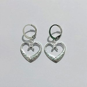 BRINCO FOLHEADO A PRATA COM 50 MILÉSIMOS + VERNIZ DIAMOND - BRINCO ARGOLINHA DE PRESSÃO COM CORAÇÃO VAZADO 18MM - PRA1050