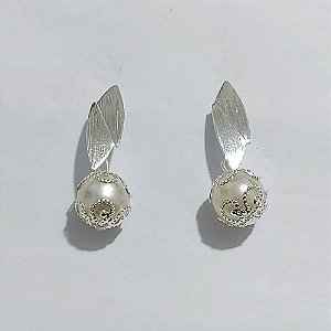 BRINCO FOLHEADO A PRATA COM 50 MILÉSIMOS + VERNIZ DIAMOND - BRINCO DE PINO BASE FOLHA E PÉROLA 10MM - PRA1051