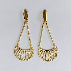 BRINCO FOLHEADO A OURO - BANHADO COM 5 MILÉSIMOS + VERNIZ DIAMOND - BRINCO DE PINO BASE OVAL COM LEQUE E DETALHES VAZADOS 50MM - OURO1402