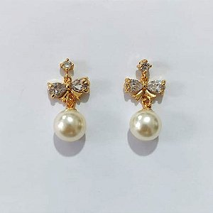 BRINCO FOLHEADO A OURO - BANHADO COM 5 MILÉSIMOS + VERNIZ DIAMOND - BRINCO DE PINO BASE LAÇO COM ZIRCÔNIA E PÉROLA 10MM - OURO1404