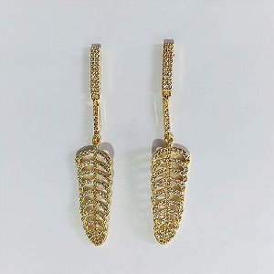 BRINCO FOLHEADO A OURO - BANHADO COM 5 MILÉSIMOS + VERNIZ DIAMOND - BRINCO DE PINO BASE E FOLHA TODA CRAVEJADA EM MICROS ZIRCÔNIAS 47MM - OURO1409