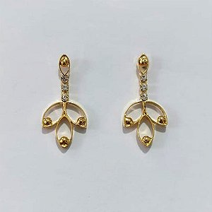 BRINCO FOLHEADO A OURO - BANHADO COM 5 MILÉSIMOS + VERNIZ DIAMOND - BRINCO DE PINO BASE E FOLHA CRAVEJADA EM MICROS ZIRCÔNIAS 28MM - OURO1410