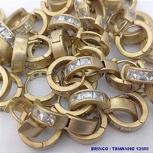 BRINCO NO BRUTO PRONTO PARA O BANHO(CX185)- BRINCO ARGOLINHA DE PRESSÃO(TRANQUETA)CRAVEJADA COM UMA FILEIRA DE MICRO ZIRCONIA - TAMANHO 12MM / PESO TOTAL 2.4GR - BRU25806