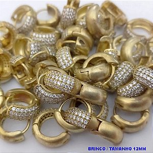 BRINCO NO BRUTO PRONTO PARA O BANHO(CX185)- BRINCO ARGOLINHA DE PRESSÃO(TRANQUETA)CRAVEJADA COM QUATRO FILEIRA DE MICRO ZIRCONIA - TAMANHO 12MM / PESO TOTAL 3GR - BRU25807