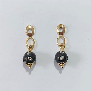 BRINCO FOLHEADO A OURO - BANHADO COM 5 MILÉSIMOS + VERNIZ DIAMOND - BRINCO DE PINO BASE VAZADA E ESFERA COM STRASS 10MM - OURO1420