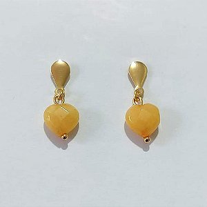 BRINCO FOLHEADO A OURO - BANHADO COM 5 MILÉSIMOS + VERNIZ DIAMOND - BRINCO DE PINO BASE OVAL E PEDRA NATURAL CORAÇÃO 10MM - OURO1421