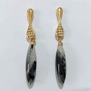 BRINCO FOLHEADO A OURO - BANHADO COM 5 MILÉSIMOS + VERNIZ DIAMOND - BRINCO DE PINO BASE COM ZIRCÔNIAS E PEDRA NATURAL 34MM - OURO1424