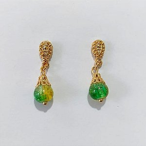 BRINCO FOLHEADO A OURO - BANHADO COM 5 MILÉSIMOS + VERNIZ DIAMOND - BRINCO DE PINO BASE TRABALHADA E PEDRA NATURAL 8MM - OURO1427
