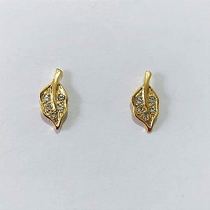 BRINCO FOLHEADO A OURO - BANHADO COM 5 MILÉSIMOS + VERNIZ DIAMOND - BRINCO DE PINO BASE FOLHA COM ZIRCÔNIAS 13MM - OURO1430
