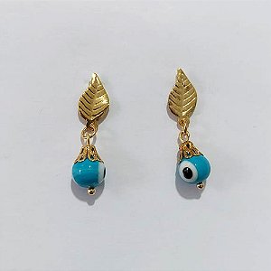 BRINCO FOLHEADO A OURO - BANHADO COM 5 MILÉSIMOS + VERNIZ DIAMOND - BRINCO DE PINO BASE FOLHA E OLHO GREGO AZUL CLARO 8MM - OURO1431
