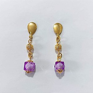 BRINCO FOLHEADO A OURO - BANHADO COM 5 MILÉSIMOS + VERNIZ DIAMOND - BRINCO DE PINO BASE OVAL E ESFERA E PEDRA ACRÍLICA ROXA 9MM - OURO1436