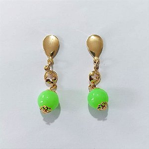 BRINCO FOLHEADO A OURO - BANHADO COM 5 MILÉSIMOS + VERNIZ DIAMOND - BRINCO DE PINO BASE GOTA E PEDRA ACRÍLICA VERDE 10MM - OURO1439