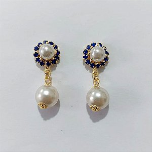 BRINCO FOLHEADO A OURO - BANHADO COM 5 MILÉSIMOS + VERNIZ DIAMOND - BRINCO DE PINO BASE PÉROLA COM ZIRCÔNIAS AZUIS E PÉROLA 10MM - OURO1441