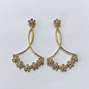 BRINCO FOLHEADO A OURO - BANHADO COM 5 MILÉSIMOS + VERNIZ DIAMOND - BRINCO DE PINO BASE FLOR COM ZIRCÔNIAS E LEQUE VAZADO COM ZIRCÔNIAS 40MM - OURO1442