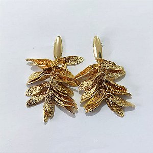 BRINCO FOLHEADO A OURO - BANHADO COM 5 MILÉSIMOS + VERNIZ DIAMOND - BRINCO DE PINO BASE OVAL E FOLHAS 30MM - OURO1444